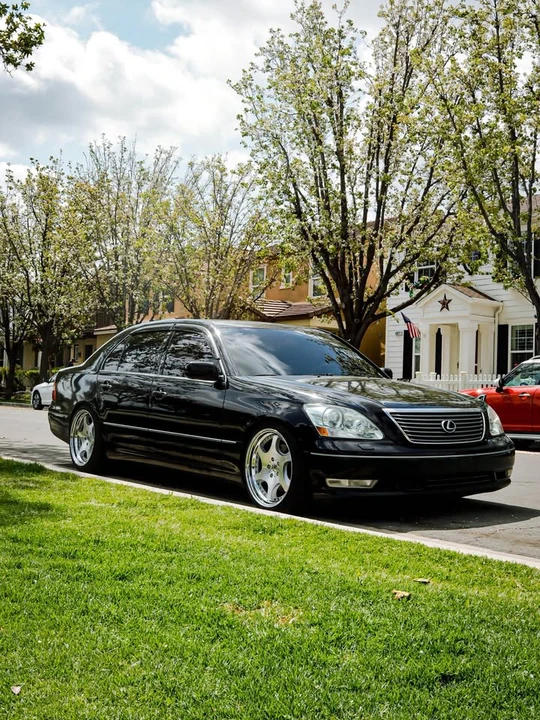 2005 Lexus LS 3rd Gen - Image 3 of 17