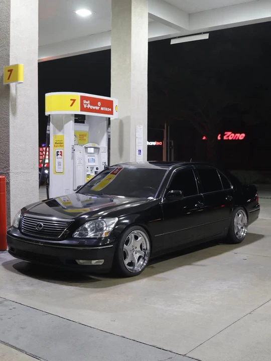 2005 Lexus LS 3rd Gen - Image 2 of 17