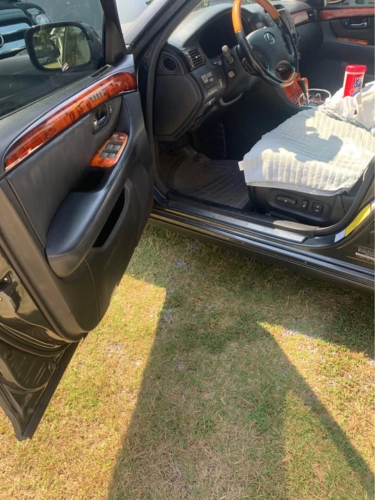 2005 Lexus LS 3rd Gen - Image 11 of 18