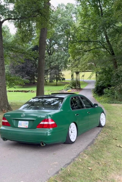 2005 Lexus LS 3rd Gen - Image 2 of 3