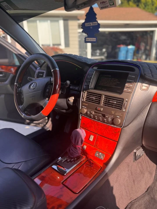 2005 Lexus LS 3rd Gen - Image 10 of 18