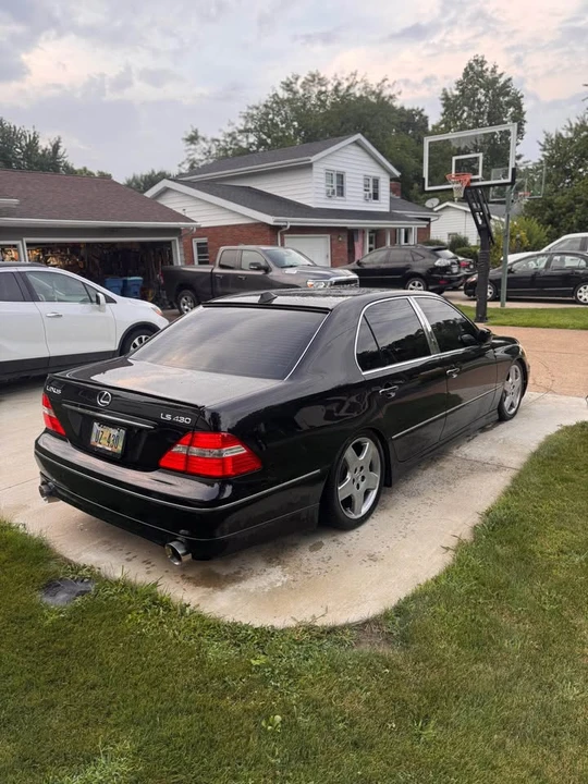2005 Lexus LS 3rd Gen - Image 2 of 18
