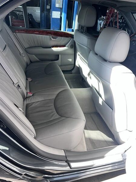 2005 Lexus LS 3rd Gen - Image 15 of 20