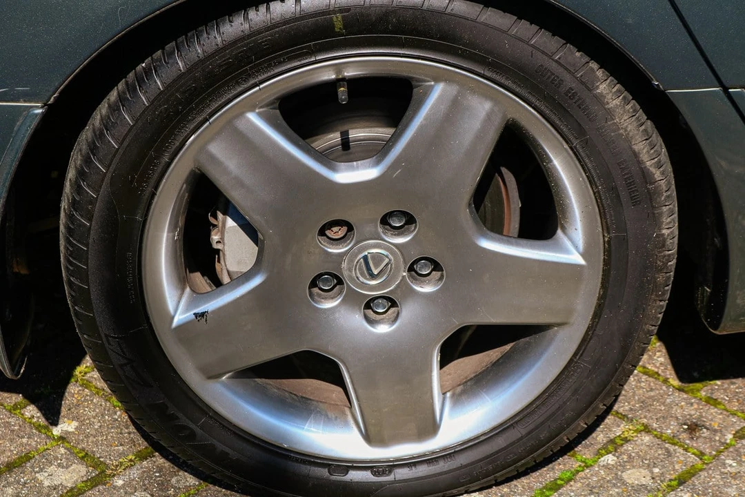 2005 Lexus LS 3rd Gen - Image 11 of 30