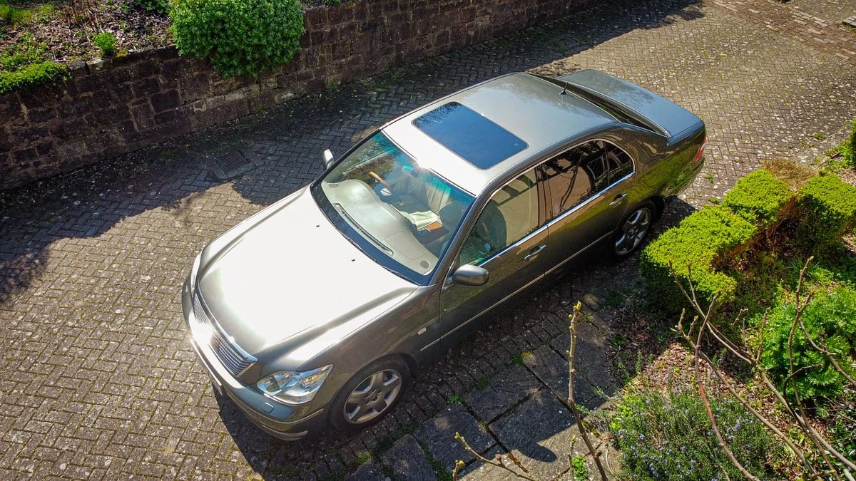 2005 Lexus LS 3rd Gen - Image 9 of 30