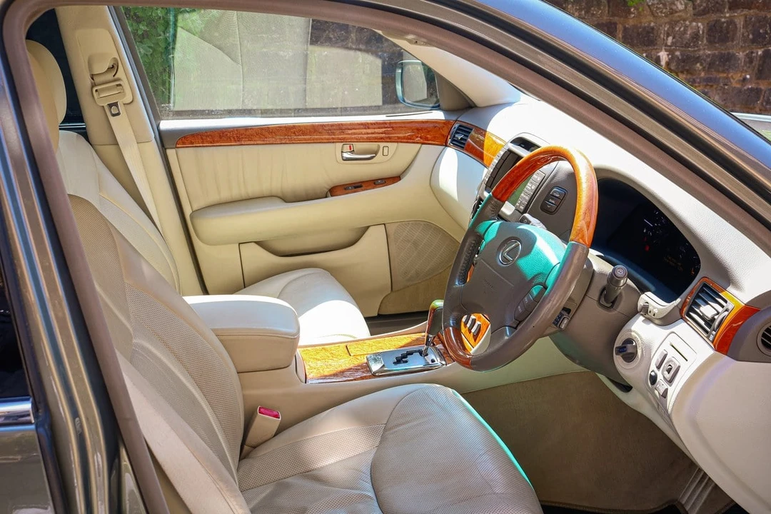 2005 Lexus LS 3rd Gen - Image 14 of 30