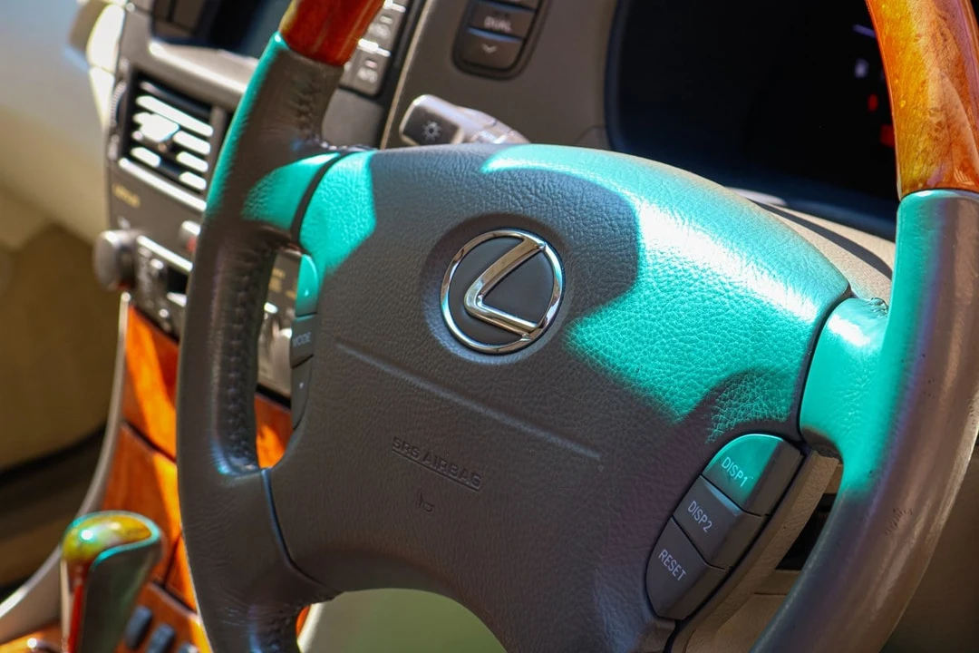 2005 Lexus LS 3rd Gen - Image 16 of 30