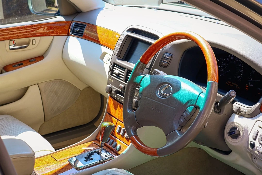 2005 Lexus LS 3rd Gen - Image 15 of 30