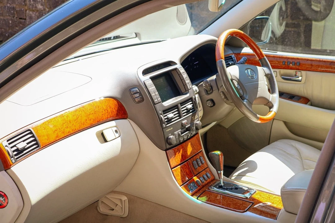 2005 Lexus LS 3rd Gen - Image 18 of 30