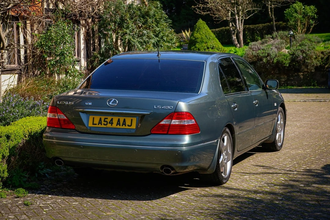 2005 Lexus LS 3rd Gen - Image 5 of 30