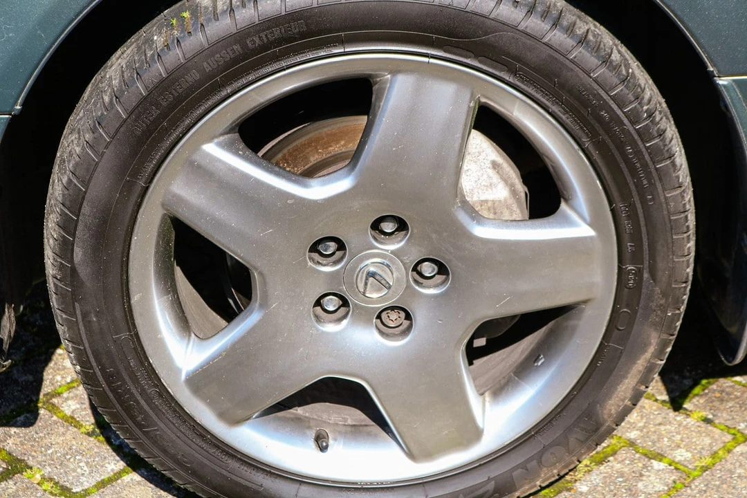 2005 Lexus LS 3rd Gen - Image 13 of 30
