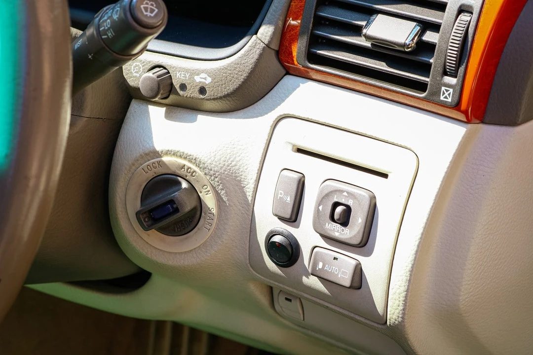 2005 Lexus LS 3rd Gen - Image 21 of 30