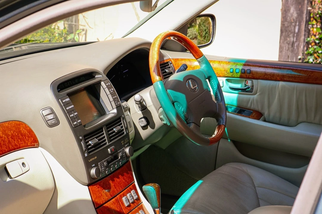 2005 Lexus LS 3rd Gen - Image 17 of 30