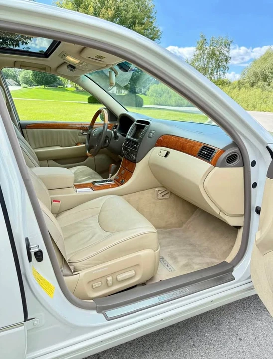 2005 Lexus LS 3rd Gen - Image 3 of 10