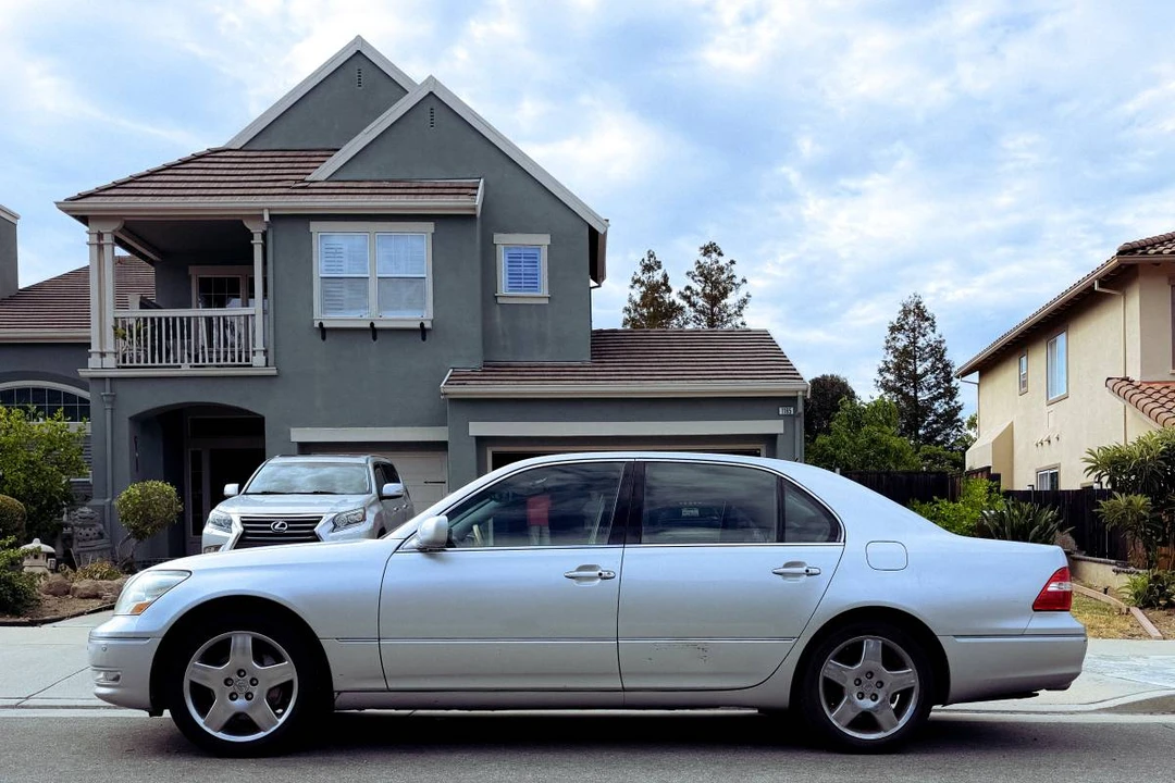 2005 Lexus LS 3rd Gen - Image 2 of 24