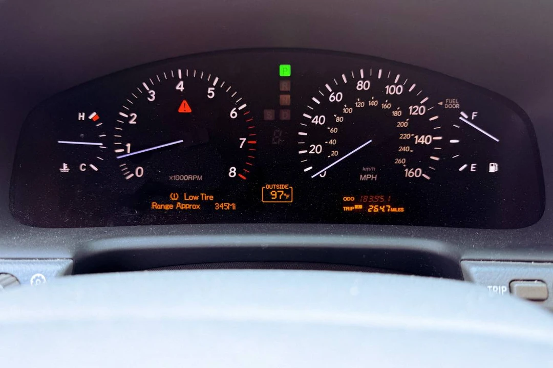 2005 Lexus LS 3rd Gen - Image 12 of 24