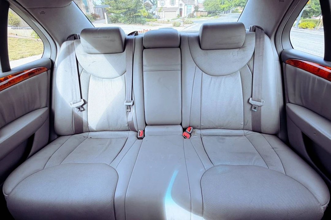 2005 Lexus LS 3rd Gen - Image 15 of 24