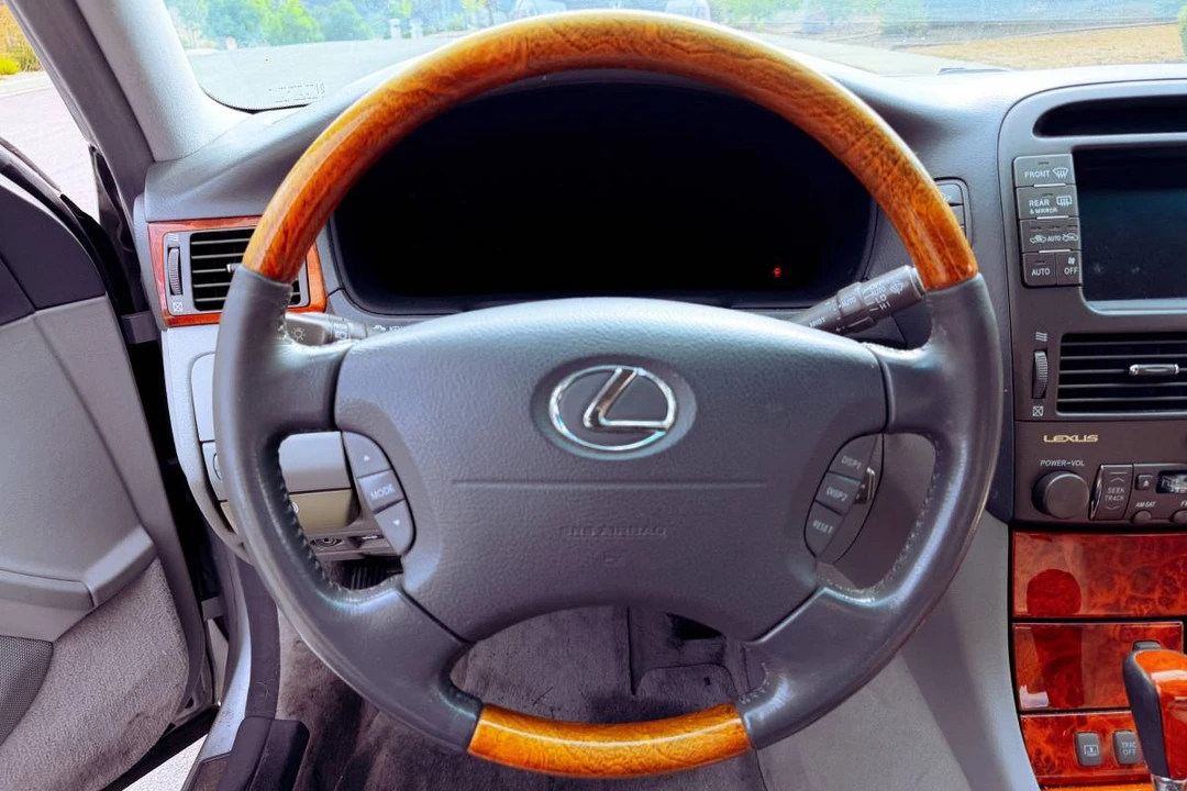 2005 Lexus LS 3rd Gen - Image 11 of 24