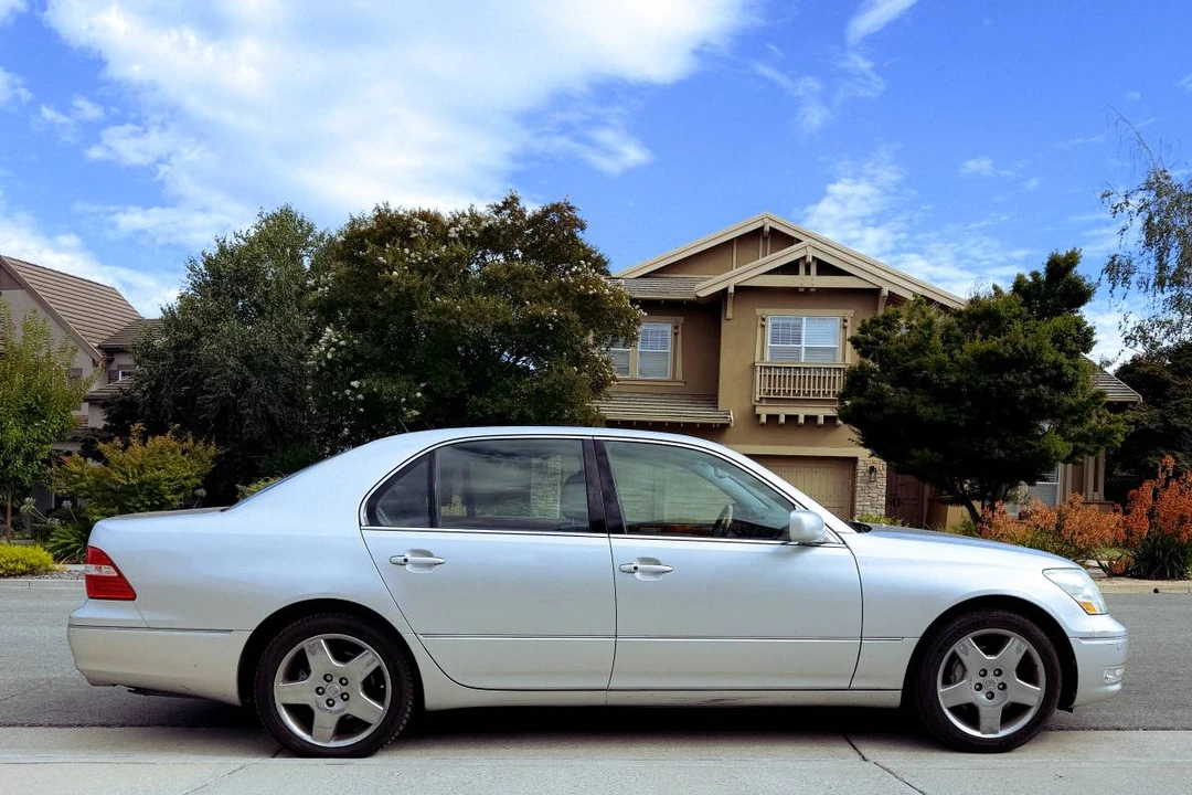 2005 Lexus LS 3rd Gen - Image 5 of 24