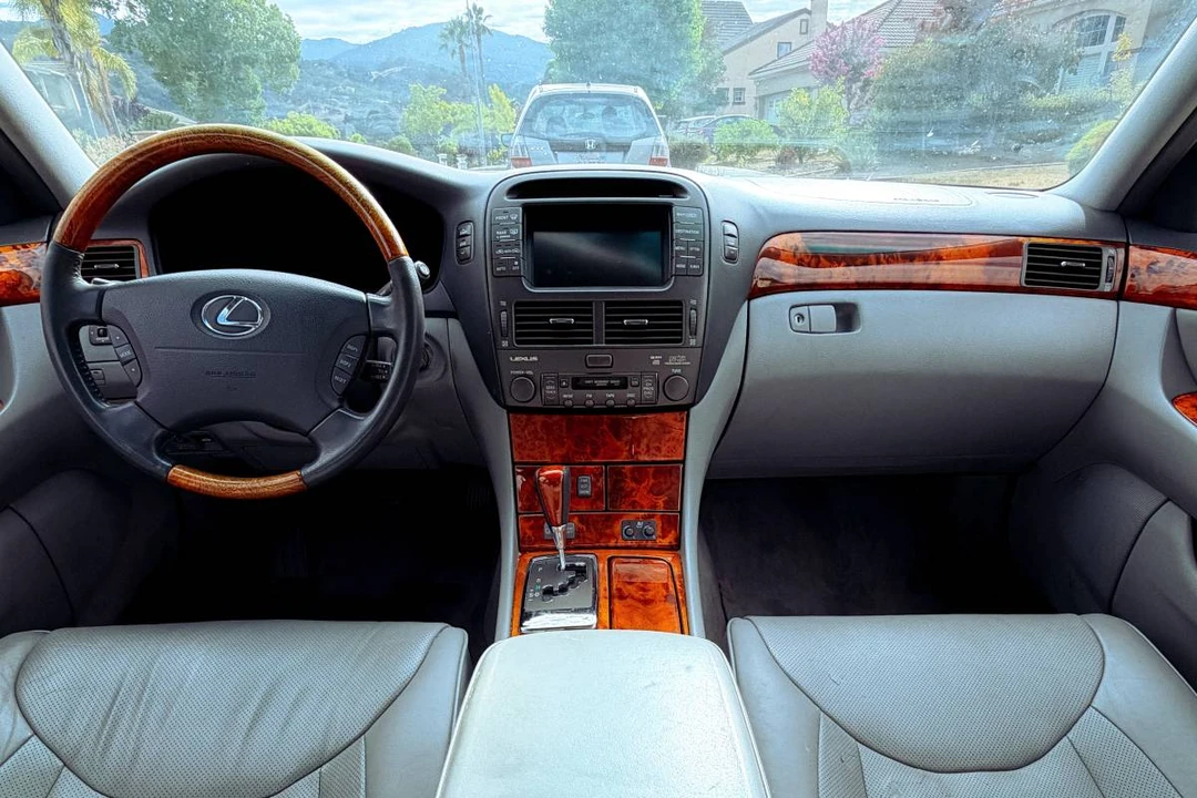 2005 Lexus LS 3rd Gen - Image 10 of 24