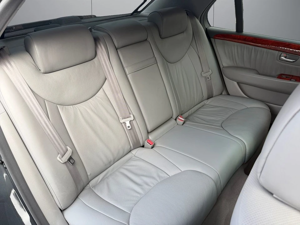 2005 Lexus LS 3rd Gen - Image 16 of 22