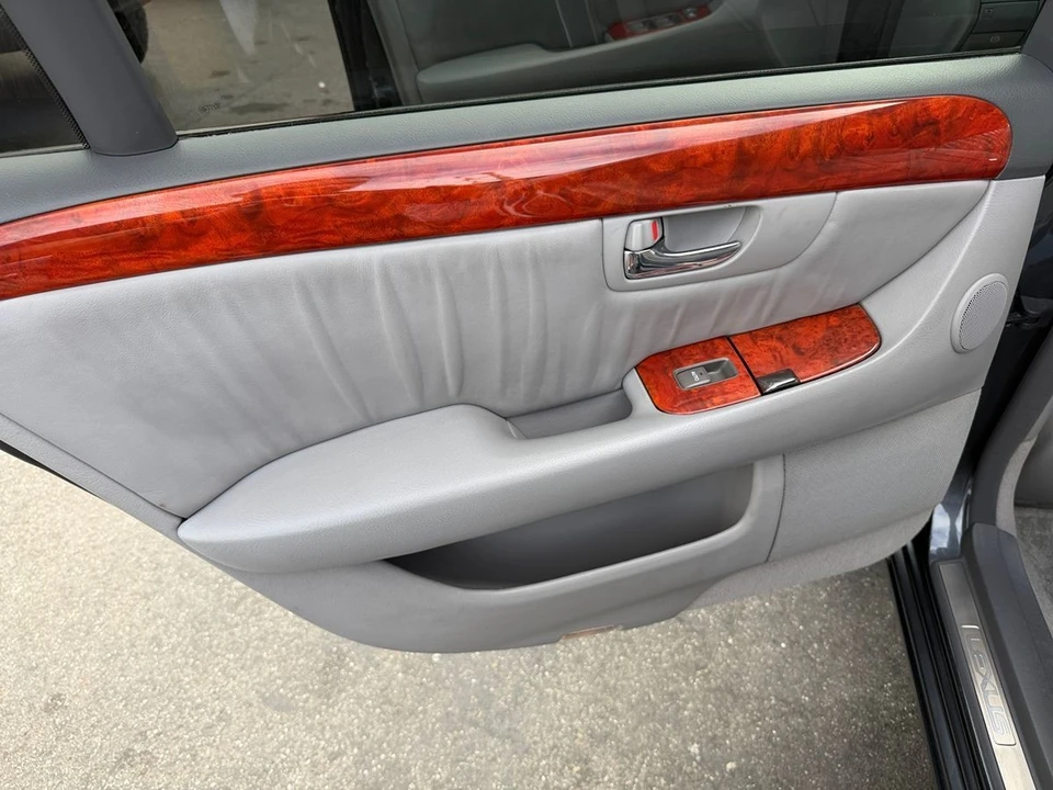 2005 Lexus LS 3rd Gen - Image 13 of 22