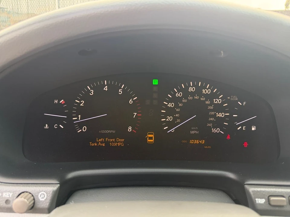 2005 Lexus LS 3rd Gen - Image 10 of 22