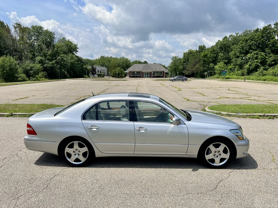 2005 Lexus LS 3rd Gen - Image 22 of 31