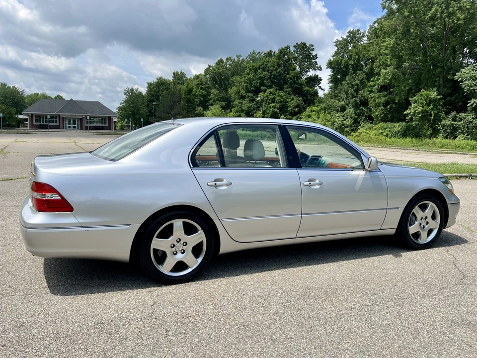 2005 Lexus LS 3rd Gen - Image 24 of 31