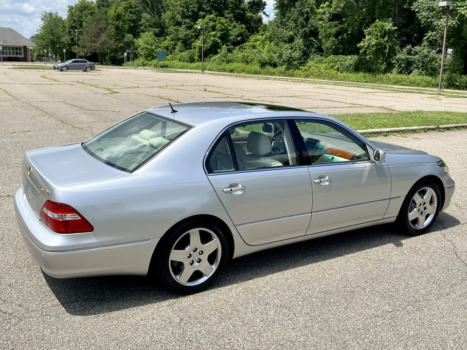 2005 Lexus LS 3rd Gen - Image 25 of 31