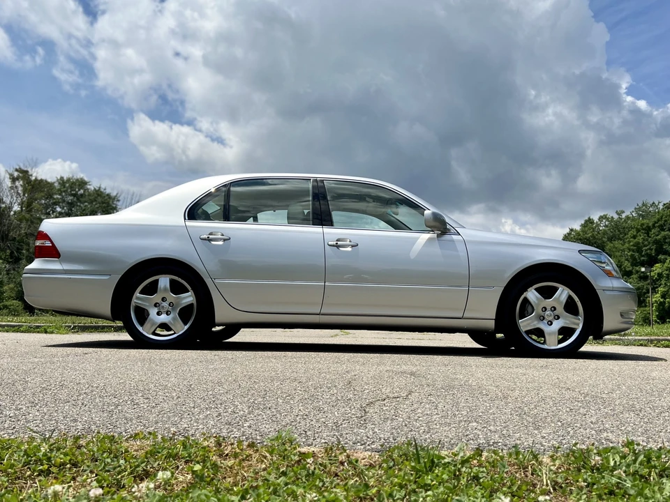2005 Lexus LS 3rd Gen - Image 21 of 31