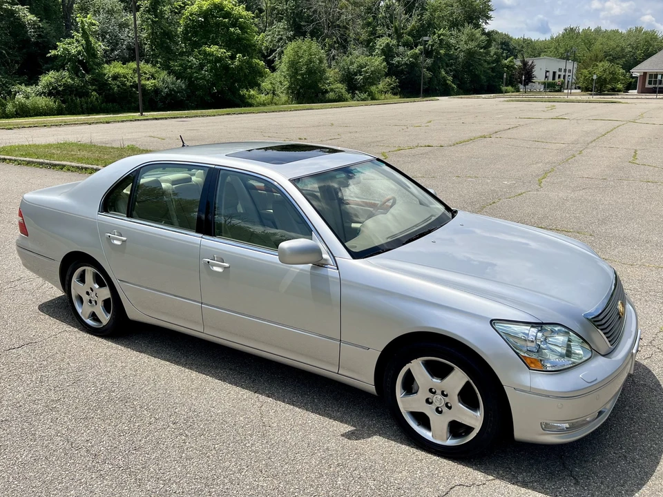 2005 Lexus LS 3rd Gen - Image 18 of 31