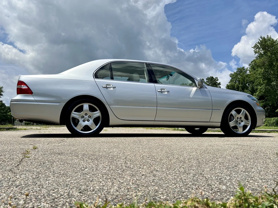 2005 Lexus LS 3rd Gen - Image 23 of 31