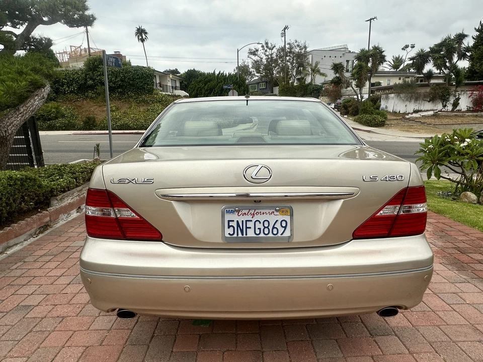 2005 Lexus LS 3rd Gen - Image 11 of 31
