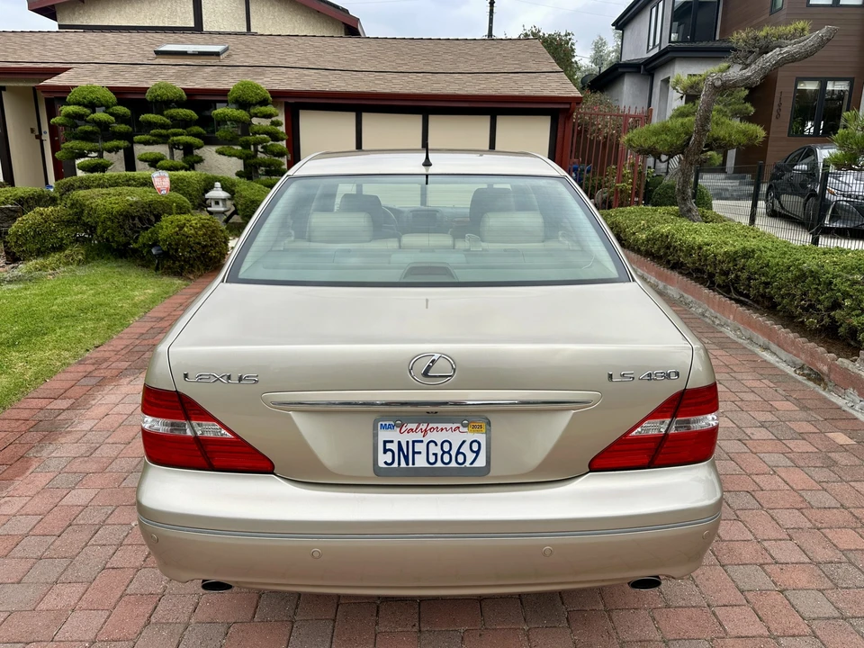 2005 Lexus LS 3rd Gen - Image 13 of 31