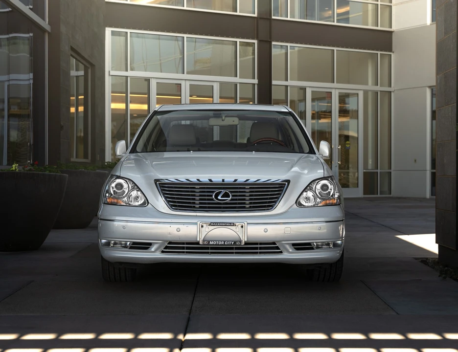 2005 Lexus LS 3rd Gen - Image 18 of 31