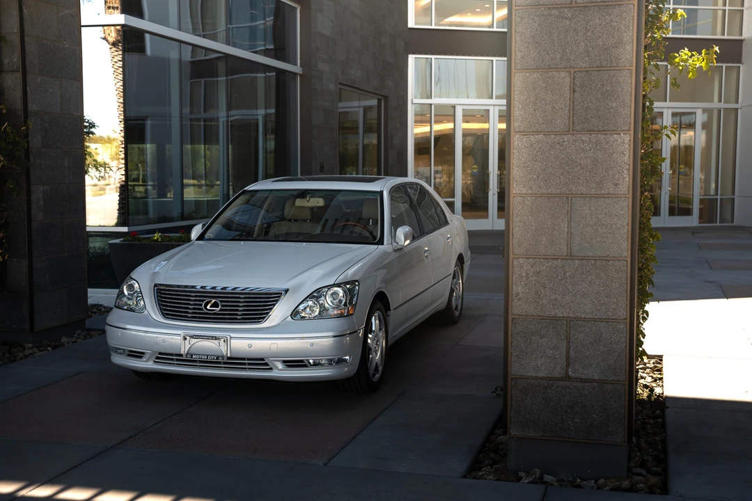 2005 Lexus LS 3rd Gen - Image 14 of 31