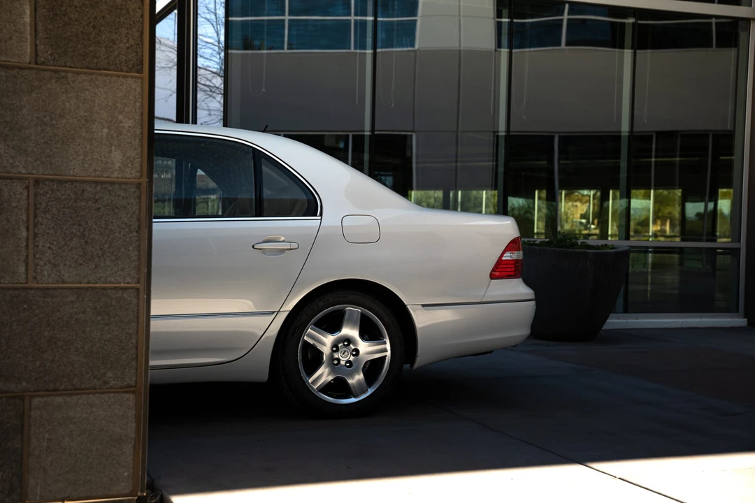 2005 Lexus LS 3rd Gen - Image 27 of 31
