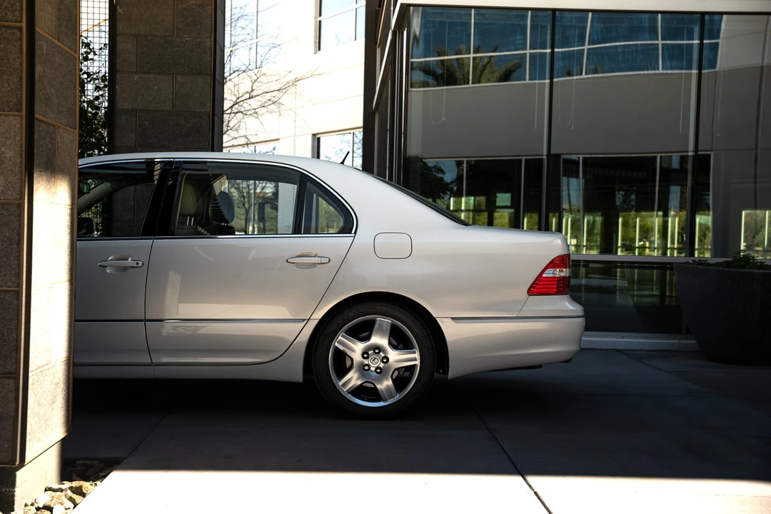 2005 Lexus LS 3rd Gen - Image 28 of 31