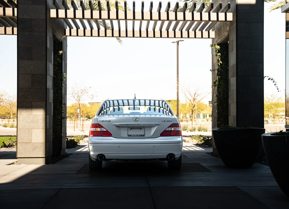 2005 Lexus LS 3rd Gen - Image 5 of 31