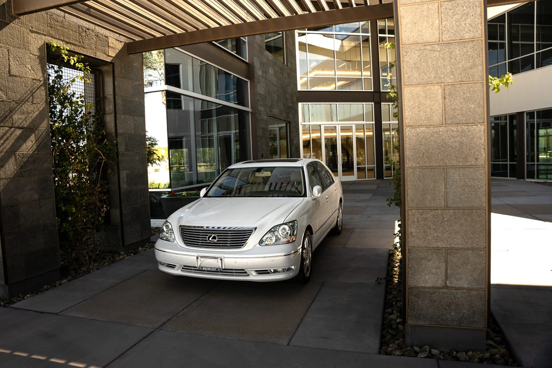 2005 Lexus LS 3rd Gen - Image 12 of 31