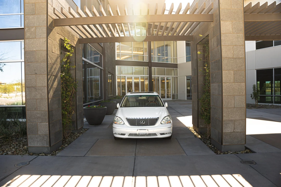 2005 Lexus LS 3rd Gen - Image 16 of 31
