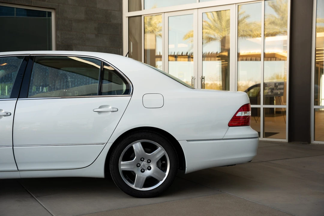 2005 Lexus LS 3rd Gen - Image 26 of 31
