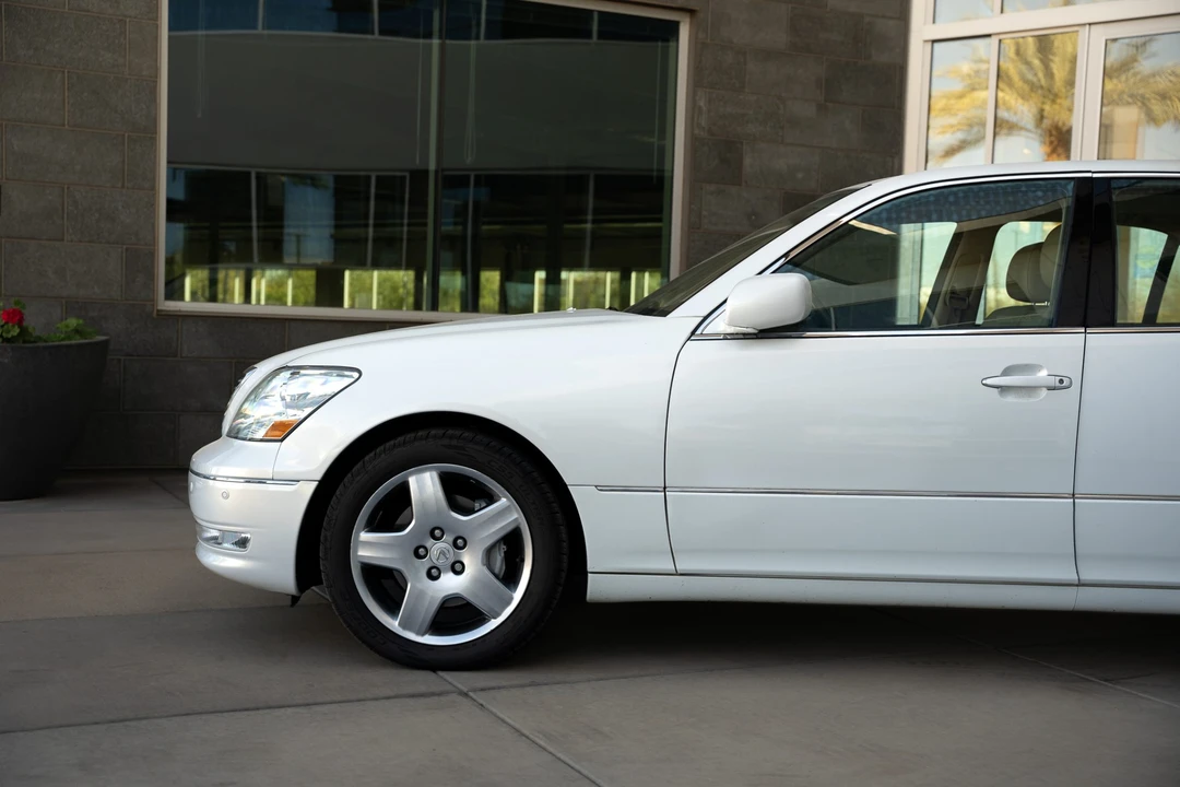 2005 Lexus LS 3rd Gen - Image 25 of 31