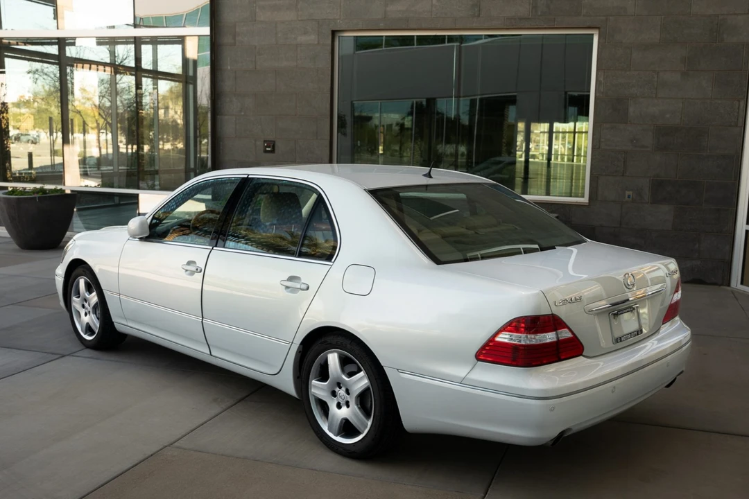 2005 Lexus LS 3rd Gen - Image 10 of 31