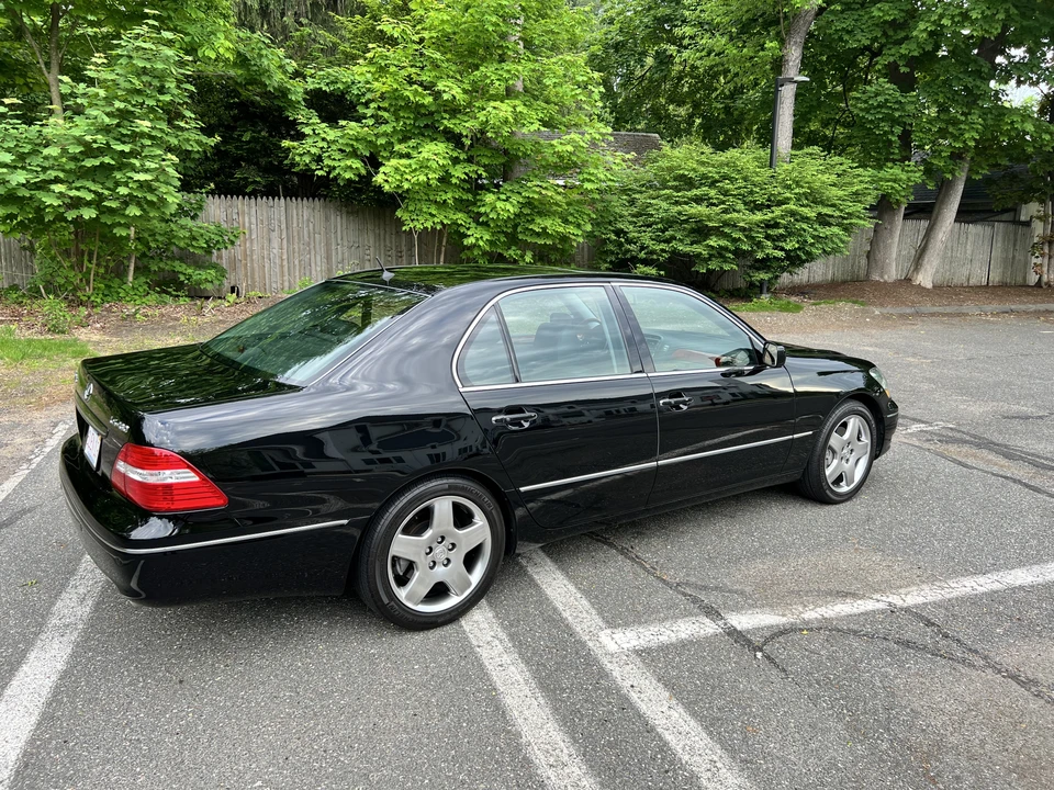 2005 Lexus LS 3rd Gen - Image 15 of 31