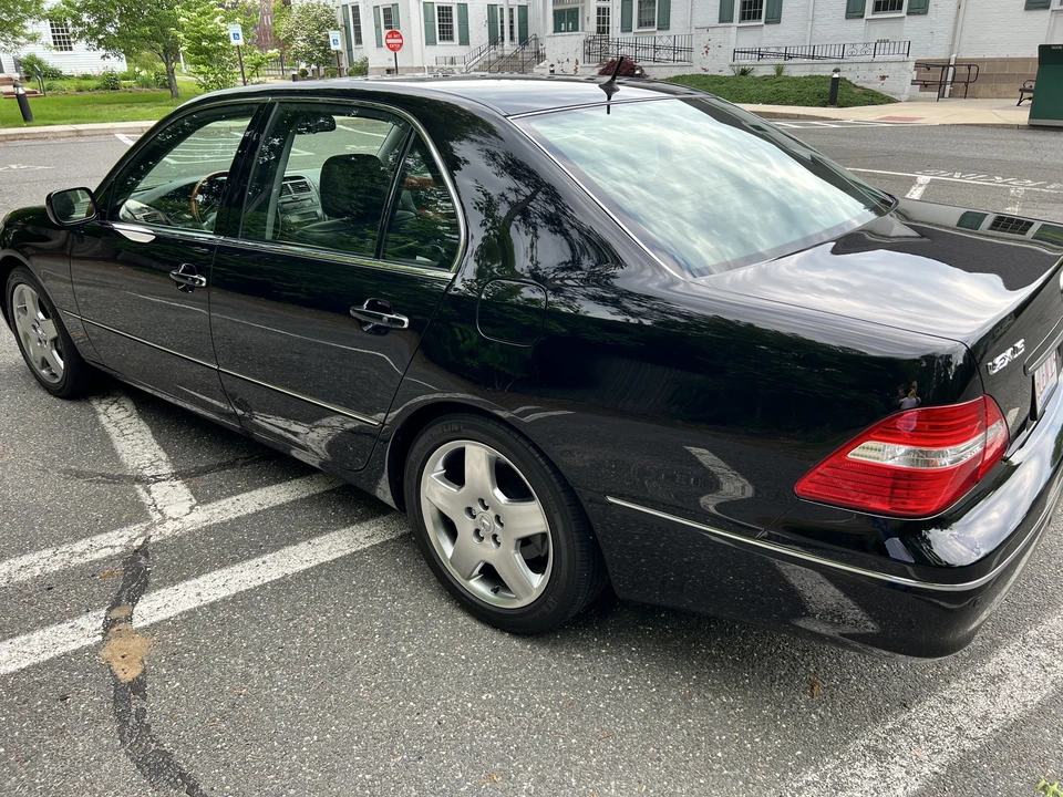 2005 Lexus LS 3rd Gen - Image 9 of 31