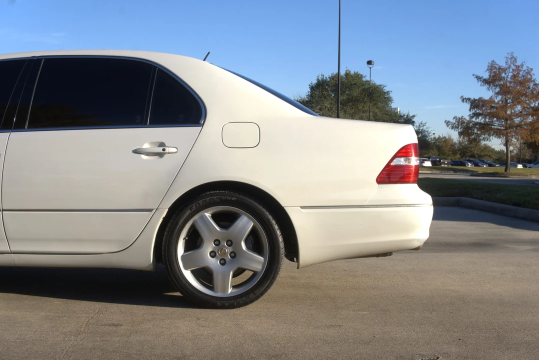 2005 Lexus LS 2nd Gen - Image 15 of 31