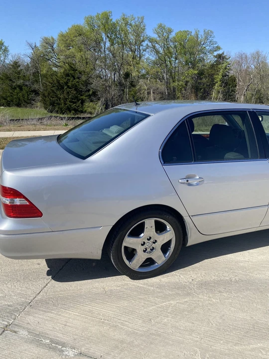 2005 Lexus LS 3rd Gen - Image 14 of 31