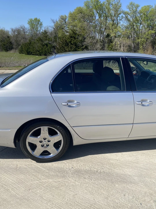 2005 Lexus LS 3rd Gen - Image 15 of 31